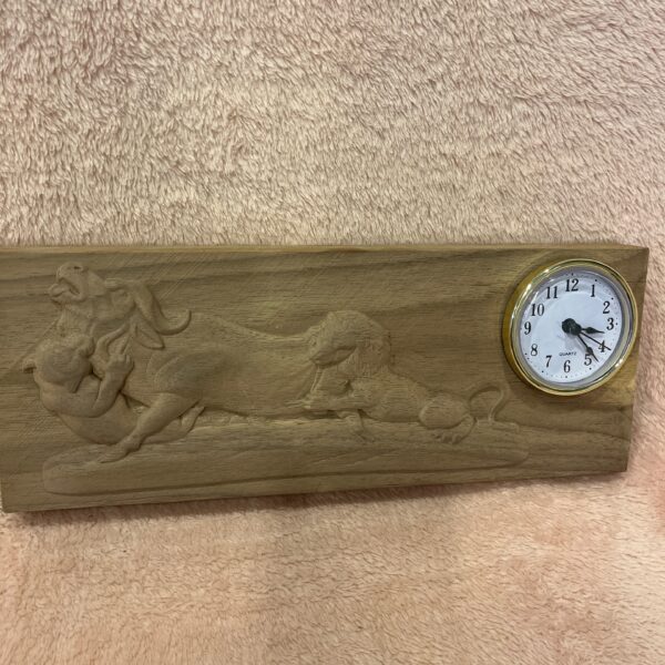 Lions attack desk clock